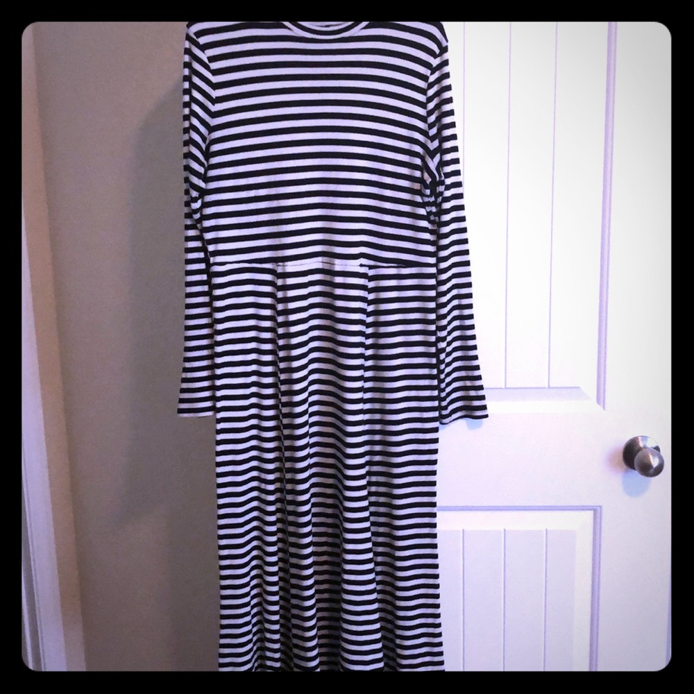 The size 2X maxi dress black and beige straight
